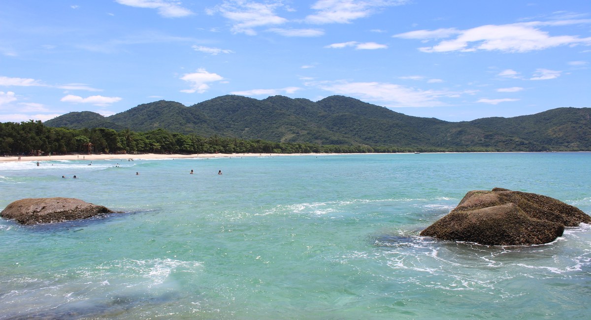 Praia de água clara em Ilha Grande