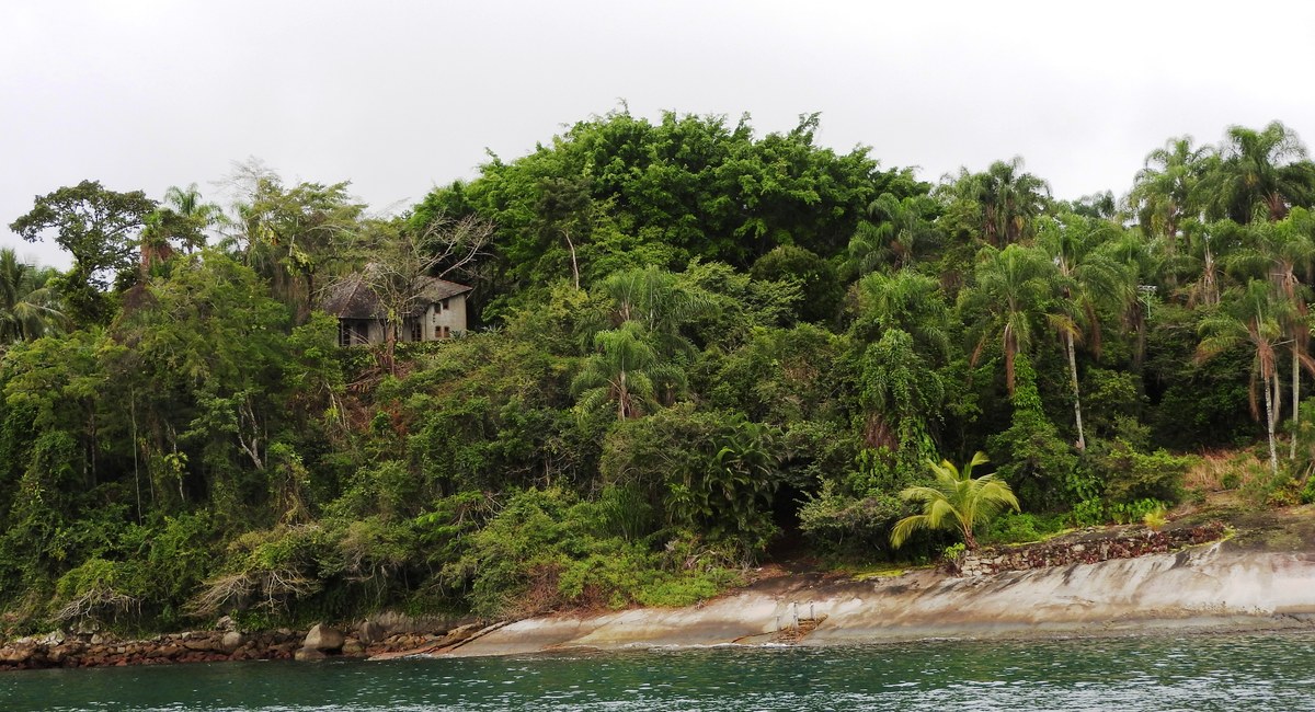Baía de Paraty com barcos e montanhas