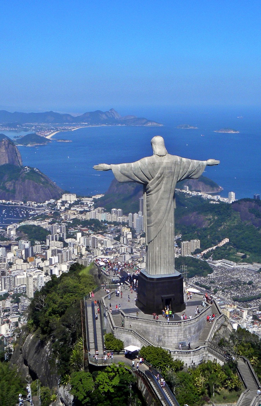 Cristo Redentor e Baía de Guanabara no Rio de Janeiro
